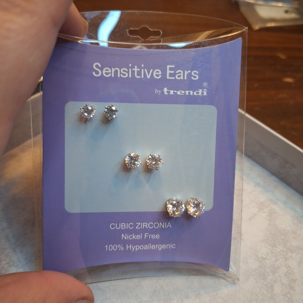 Trendi Cubic Zirconia Stud Earrings